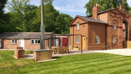 Cotebrook Apartment | Discover Oulton Park Lodge: Guest Rated 9/10 with Kitchen
