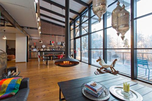 Oulu House | Oulu Loft Guesthouse: Oceanfront Retreat with Hot Tub