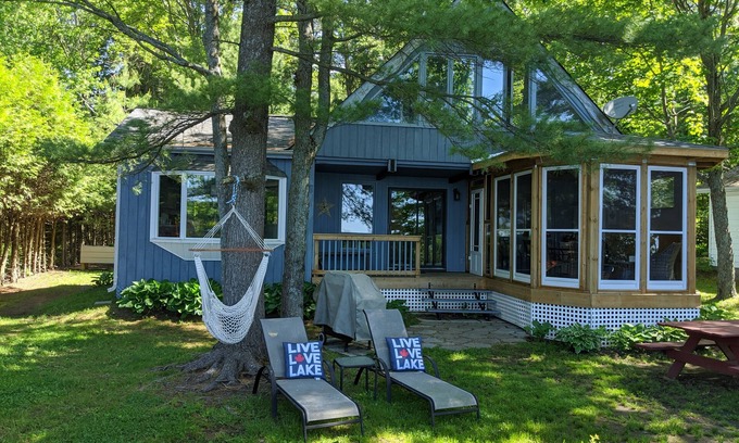Torrance Cottage | Lakefront Cottage with Spa & Hot Tub in Muskoka – Rated 9.6