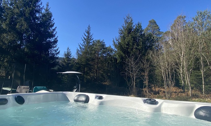 Vagney House | Relaxing Jacuzzi Chalet Surrounded by Nature Near La Bresse