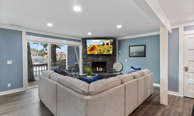Lake Ozark Condo | Our Cove Retreat: Ideal for Swimming, Tanning & Relaxation