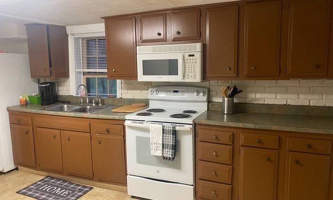 Elizabethtown Cabin | Historic Retreat with Spa & Pet-Friendly Amenities