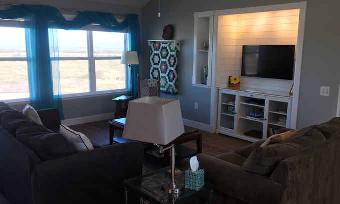 Lockhart Apartment | Cozy Retreat: 2 Bedroom Getaway with Pool & Spa Amenities