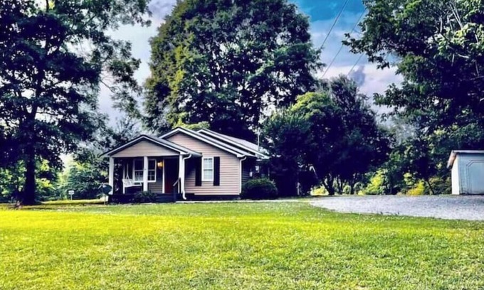 Good Hope House | Family-Friendly Retreat at Our Farm House Getaway