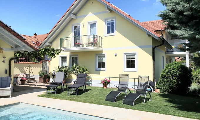 Hochstadt House | Idyllic Wine Paradise: Relaxing Getaway by the Sea
