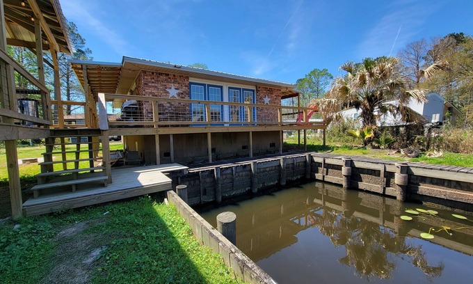 Springfield House | Idyllic Retreat: Lake View, Pool, and Family-Friendly Fun