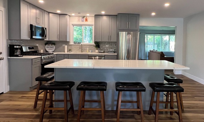 Des Plaines House | Experience Comfort in Chicago: Rated 9.8 with Family-Friendly Amenities