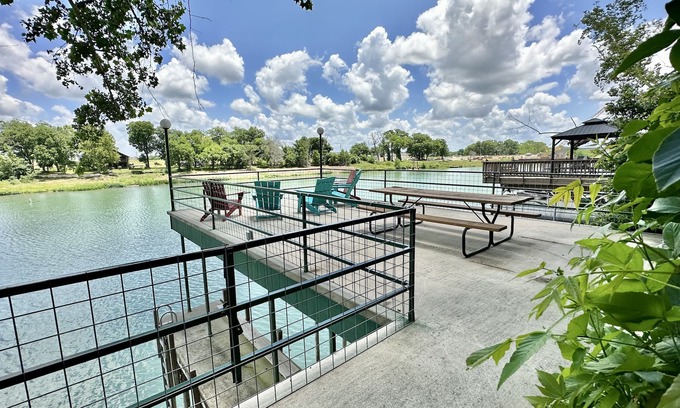 New Braunfels Cottage | Refreshing Retreat: Tranquil Lake Getaway Near Excitement