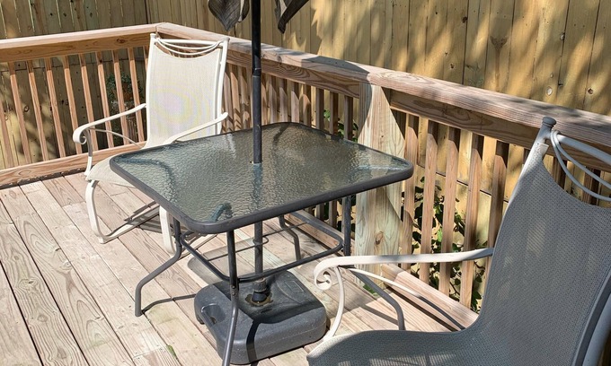 Gillespie House | Ocean View Oasis: Guest Rated 10/10 with Breakfast & Kitchen