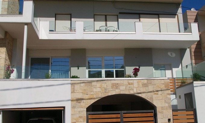 Kato Galatas Apartment | Step to Kalamaki Beach: Family-Friendly Apartment Awaits