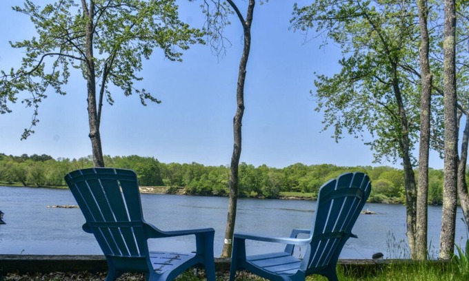 Topsham House | Serene Riverfront Retreat: Guest Rated 9.8, Family-Friendly!