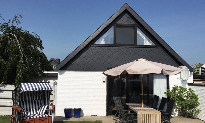 Sutel House | Inviting Sea Views, Sauna & Fireplace for 4-5 Guests