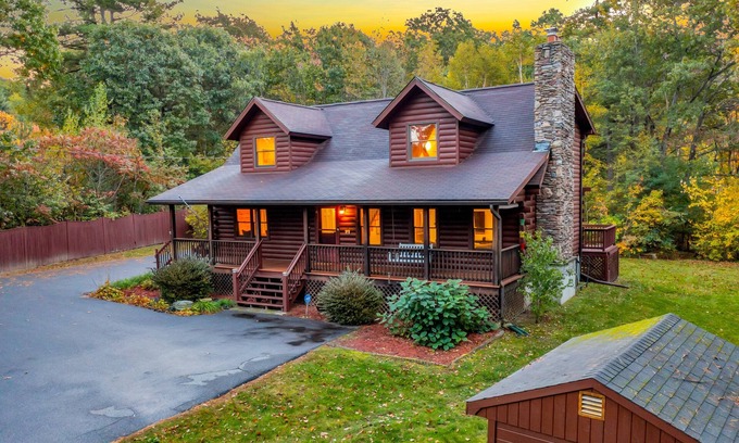 Westminster Cabin | Relaxing Pondside Cabin with Kitchen and Breakfast Near Wachusett