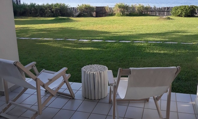 Paralia Porovitsis House | Seafront Paradise: Guest Rated 10/10 with Ocean Views