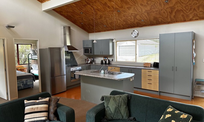 Kuratau House | Tranquil Treasure Cottage Retreat with Lake View