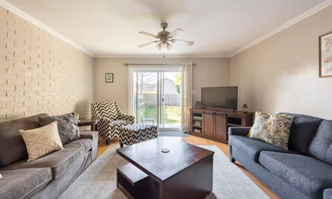 Bucktown House | Guest Rated 10/10: Our Home On Bellaire with Breakfast