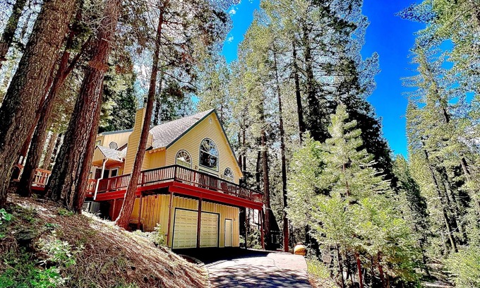 Long Barn House | Idyllic Whittle Cabin with Pool & Lake View near Pinecrest
