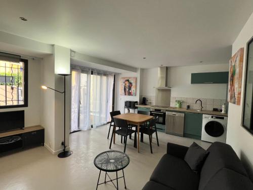 Valras-Plage Apartment | Cozy Coastal Retreat: Pet-Friendly with Private Beach
