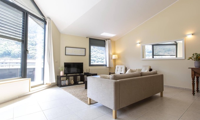 Les Escaldes Apartment | Relaxing Outdoor Comfort at Àtic East with Spa & Breakfast
