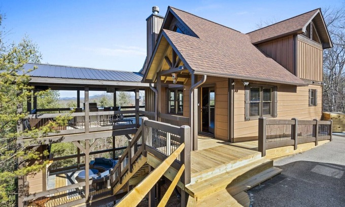 Blue Ridge House | Guest Rated 10/10: Modern Comfort with Ocean Views