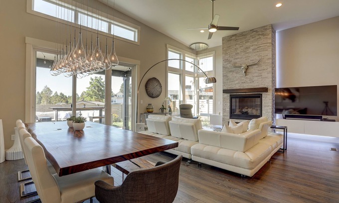 Southeast Bend House | Modern Retreat with Hot Tub & Mountain Views - Rated 9/10