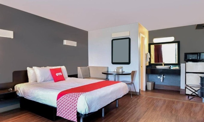 Valdosta Hotel | Outdoor Pool Relaxing Unit Near Valdosta State + Parking Included
