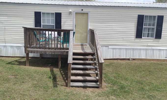 Blountstown House | Outdoor Haven for Nature Lovers - Pet Friendly & Family Ready