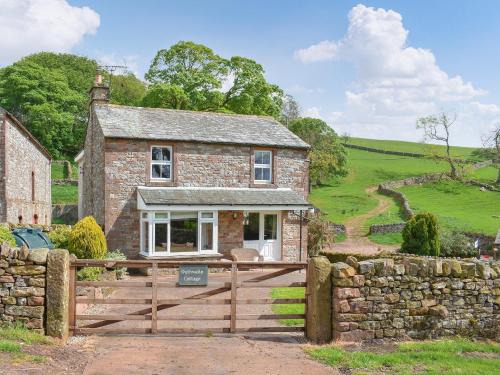 Renwick House | Pet-Friendly Retreat at Outhwaite Cottage for Families