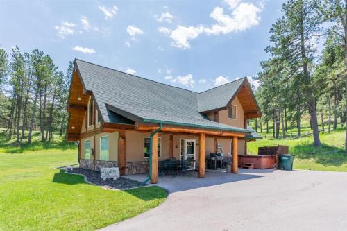Rapid City House | Relax at Outlaw Inn with Family-Friendly Amenities