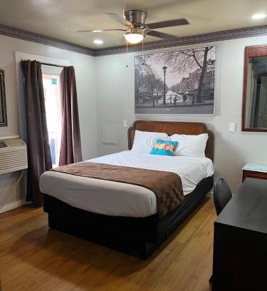 Dripping Springs Hotel | Family-Friendly Outpost Motel with Kitchen Amenities