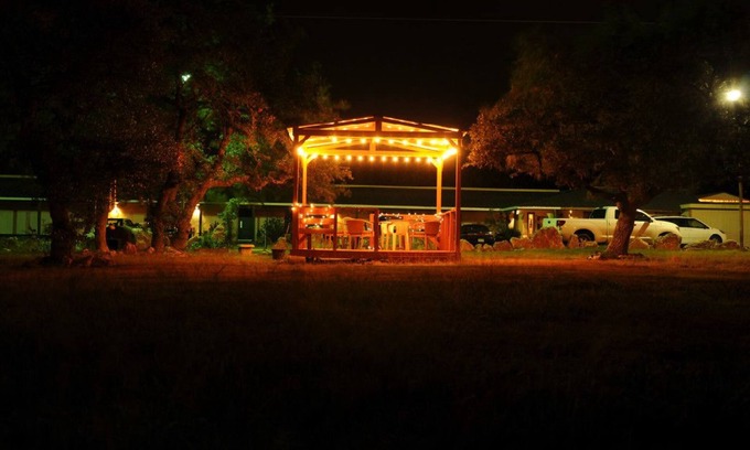 Dripping Springs Hotel | Comfortable Stays at Outpost Motel with Family-Friendly Amenities