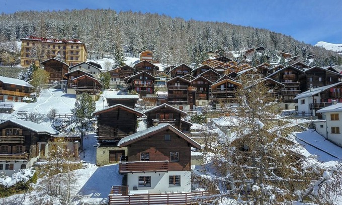St. Luc Ski Chalet | Cozy Chalet for 6 with Balcony & Fireplace - Rated 10/10