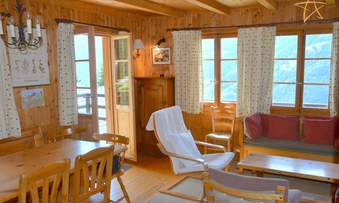 St. Luc Ski Chalet | Cozy Chalet for 8 with Balcony, Terrace & Kitchen Amenities