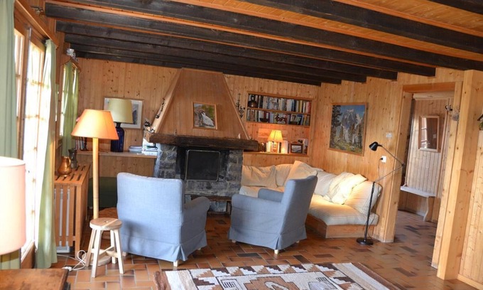 Saint-Luc Ski Chalet | Inviting Chalet for 8 - Family-Friendly Retreat Awaits