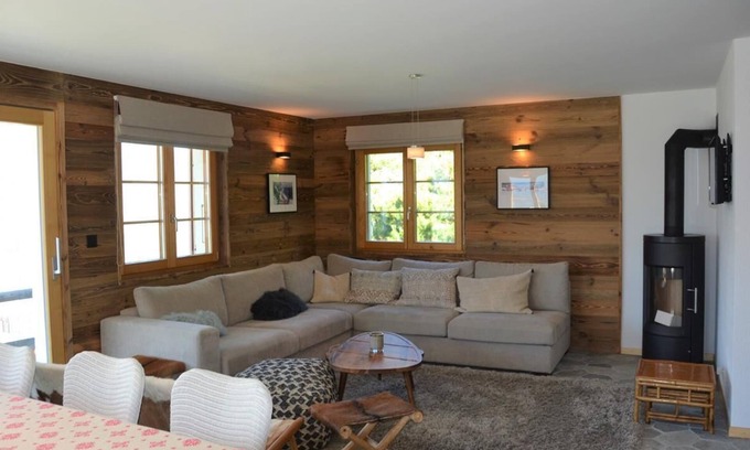 St. Luc Ski Chalet | Charming 3-Storey Chalet with Panoramic Views for 8 Guests
