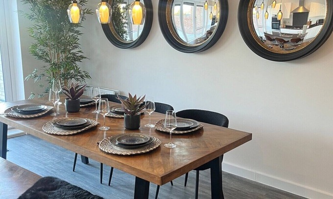 Milton Keynes House | Inviting 4-Bedroom Town House with Family-Friendly Amenities