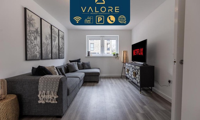 Milton Keynes House | 5 Bedroom Townhouse with Canal Views - 4 Star Comfort