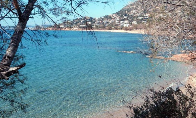 Saronikos House | Scenic Oceanfront Retreat with Panoramic Beach Views