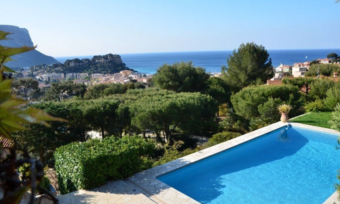 Cassis Villa | Indulge in Poolside Relaxation at Cassis, France