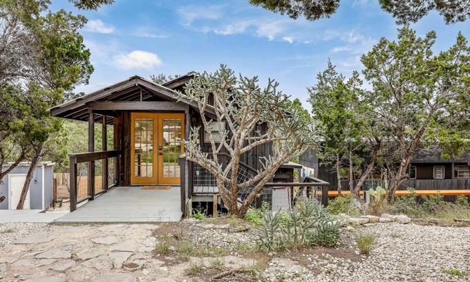 Leander House | Outstanding Modern Cabin with Spectacular Outdoor and Indoor Areas in Texas
