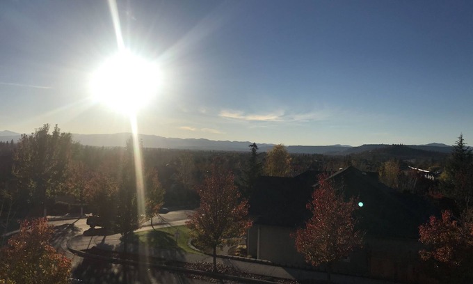 Eagle Point House | Outstanding view of all the Rogue Valley and 1.5 from Eagle point golf course.