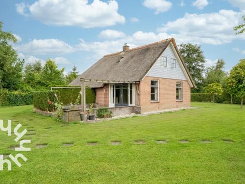 Ossenzijl House | OV606 - Beautifully located 6-person holiday home by the water with a large garden in Ossenzijl