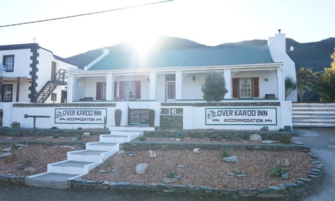 Barrydale House | Top-Rated Over Karoo Inn: Family-Friendly with Kitchen Access