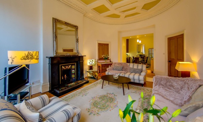 Leith Apartment | Experience Leith-Links: Parkside Retreat with Spa & Breakfast