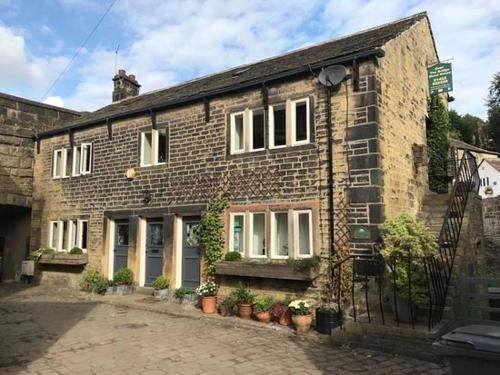 Ripponden House | Top-Rated Over The Bridge Guest House with Pet-Friendly Amenities