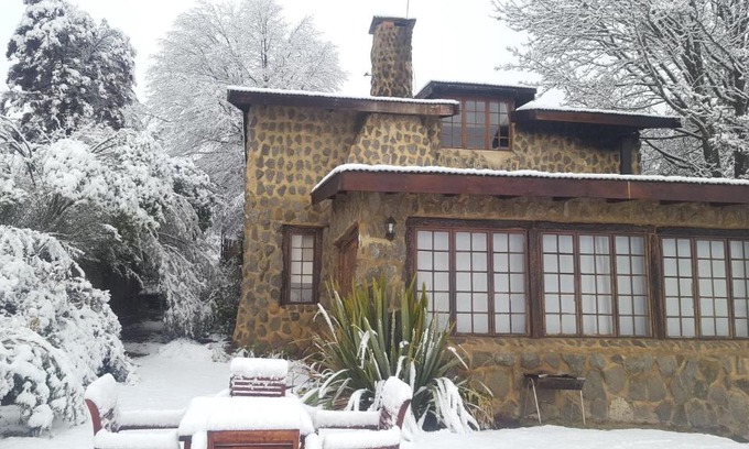 Underberg House | Family-Friendly Over the Edge Cottage with Kitchen Access