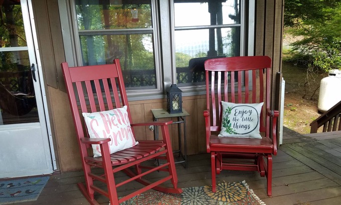 Clyde House | Escape to the Tree House: Pet Friendly & Guest Rated 9.8