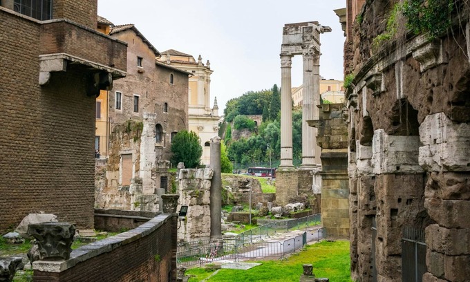 Rione XI Sant'Angelo Apartment | Experience Over the Roman Ruins with Family-Friendly Amenities