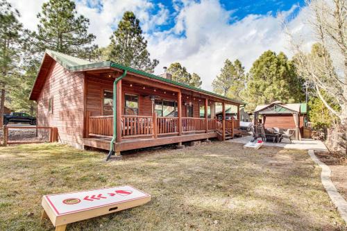 Heber House | Cozy Overgaard Cabin with Private Deck and Fire Pit