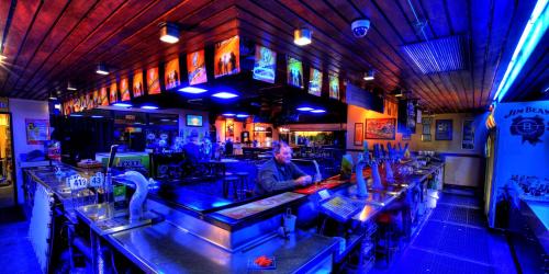 Townview Hotel | Discover Overlander Hotel: Family-Friendly with Dining Options